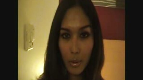 Seorang berambut cokelat melakukan seks anal di depan jav hihi tante kamera di kamarnya
