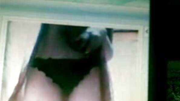 Seorang wanita dengan pantat besar dijilat dan dipunuk download video hot tante anal