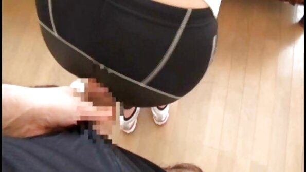 Brunette pantat besar ditembus secara tante jilbab sex anal saat dia menjilati jarinya